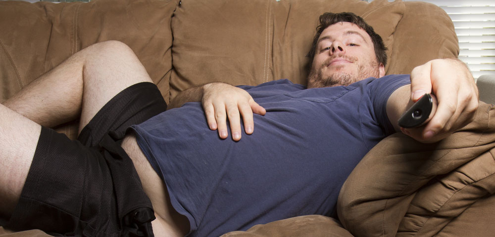 sedentarismo homem gordo acima do peso comida tv