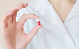 Mão mostrando medicamento manipulado