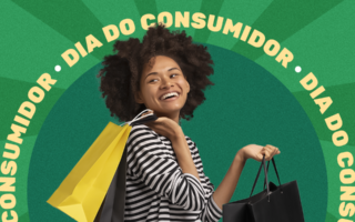 mulher com sacolas de compras sorrindo