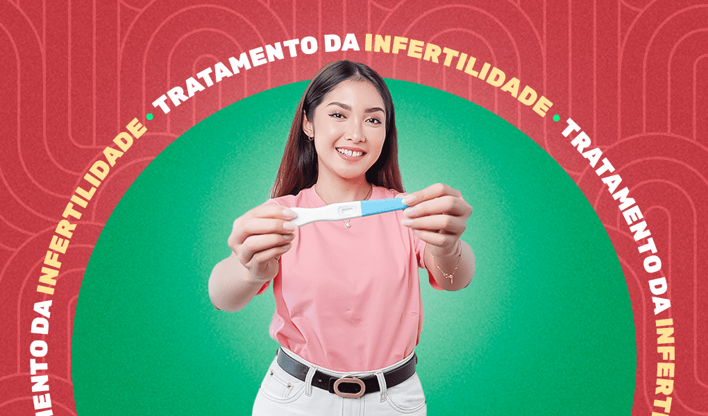 mulher segurando teste de gravidez