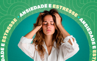 mulher com as mãos na cabeça estressada