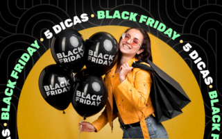 mulher segurando balões pretos remetendo a black friday