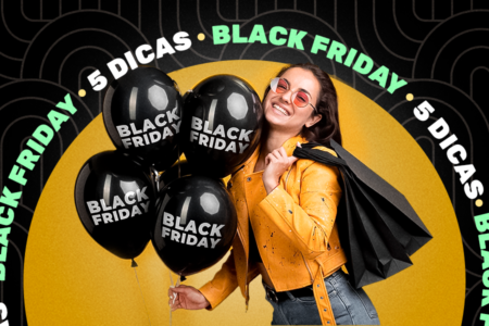 mulher segurando balões pretos remetendo a black friday