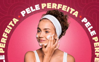 mulher passando creme no rosto