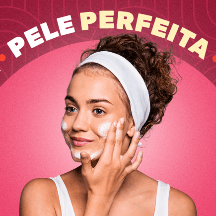 mulher passando creme no rosto