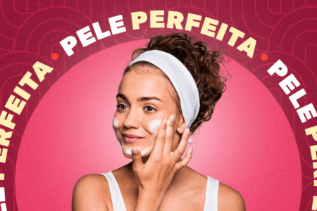 mulher passando creme no rosto