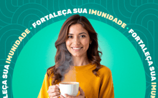 mulher sorrindo segurando uma xícara