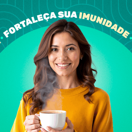 mulher sorrindo segurando uma xícara