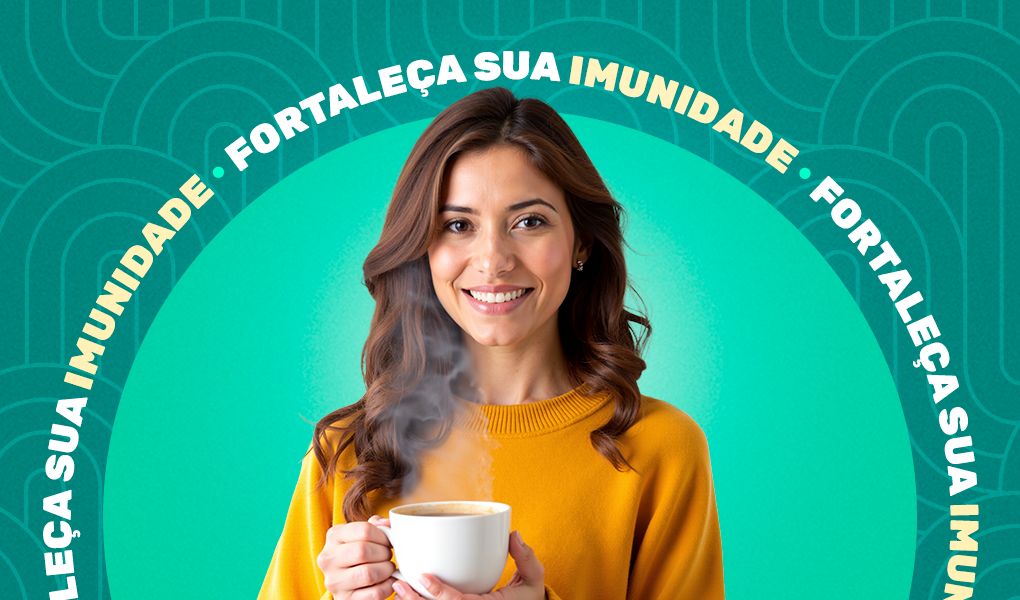 mulher sorrindo segurando uma xícara