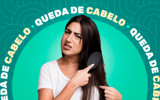 mulher penteando o cabelo