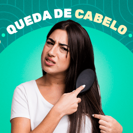 mulher penteando o cabelo