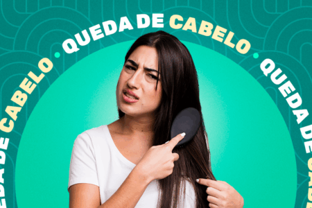 mulher penteando o cabelo