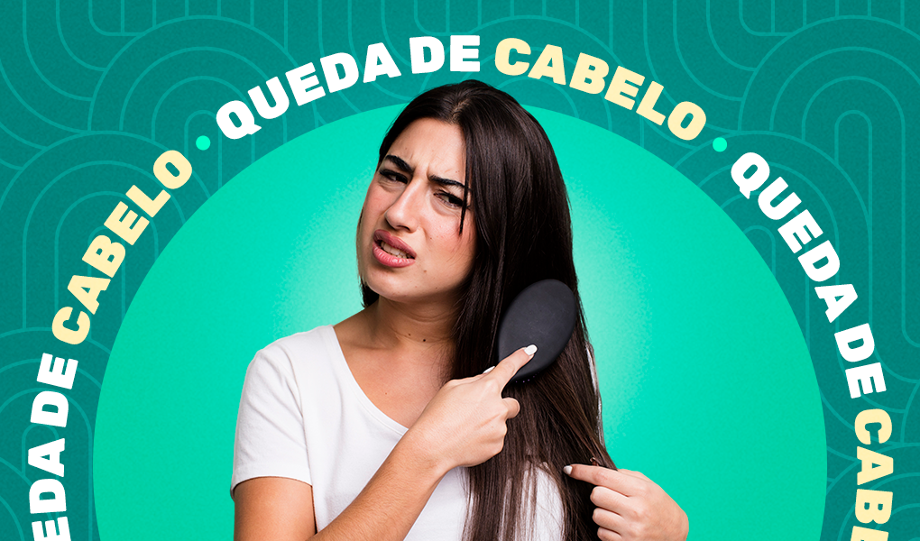 mulher penteando o cabelo