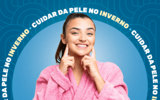 mulher sorrindo com os dedos tocando a face