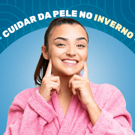 mulher sorrindo com os dedos tocando a face