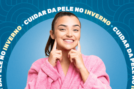 mulher sorrindo com os dedos tocando a face