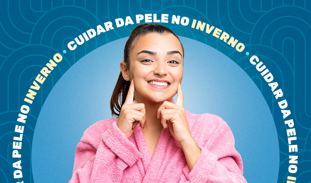 mulher sorrindo com os dedos tocando a face