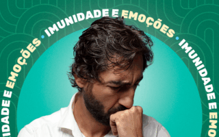 homem pensativo com a mão no queixo