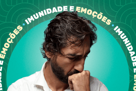 homem pensativo com a mão no queixo