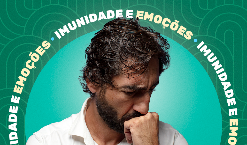 homem pensativo com a mão no queixo