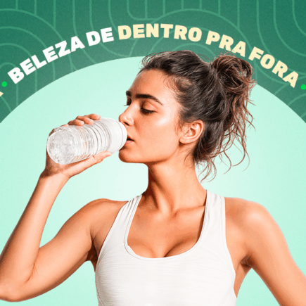 mulher tomando água