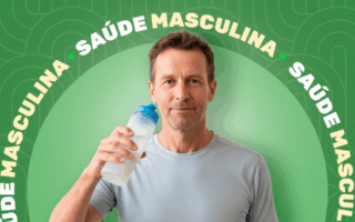 homem segurando garrafa de água