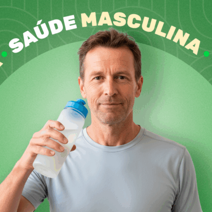 homem segurando garrafa de água