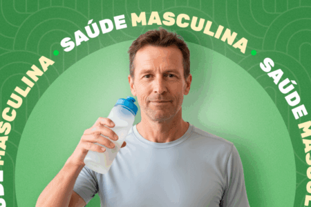 homem segurando garrafa de água