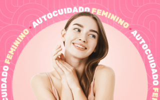 mulher sorrindo com as mãos perto do rosto