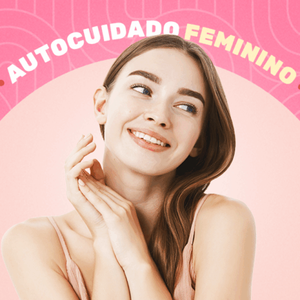 mulher sorrindo com as mãos perto do rosto