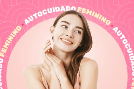 mulher sorrindo com as mãos perto do rosto