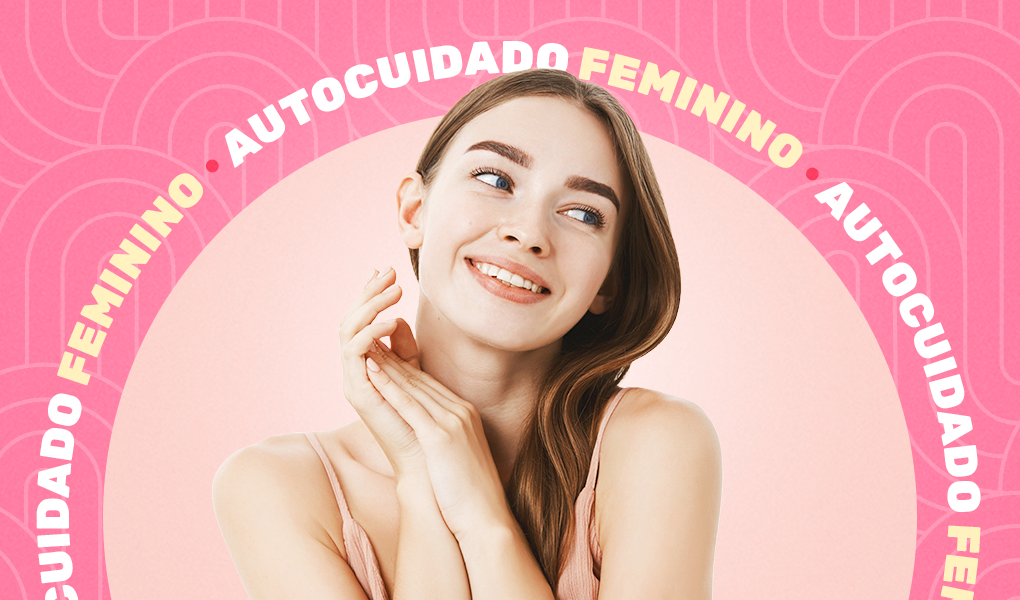 mulher sorrindo com as mãos perto do rosto