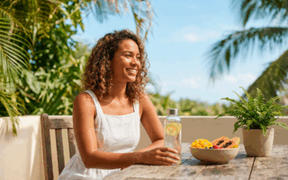 mulher sentada sorrindo