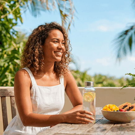 mulher sentada sorrindo
