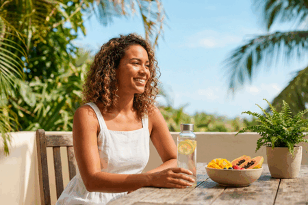 mulher sentada sorrindo