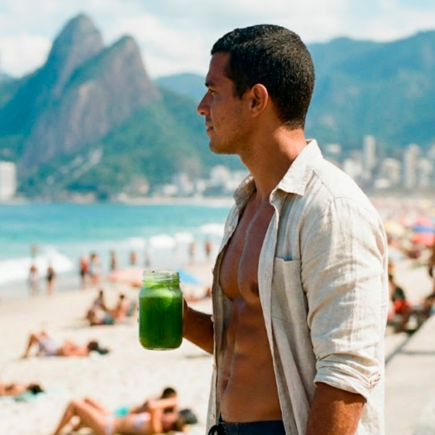 homem em frente a praia do Rio