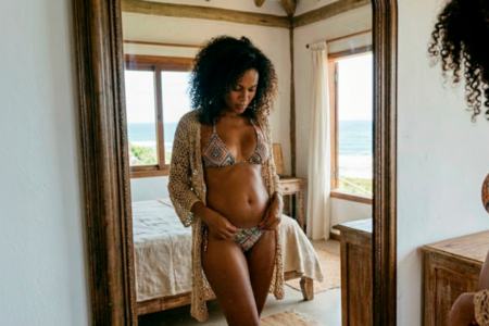 mulher se olhando no espelho