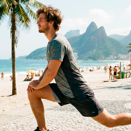 homem alongando na praia