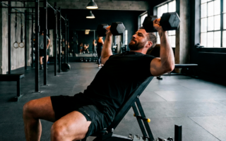homem treinando na academia