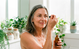 mulher fazendo skin care