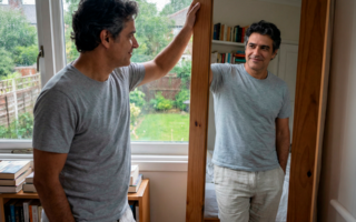 homem se olhando no espelho